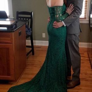 Emerald long-sleeve lace mermaid prom dress